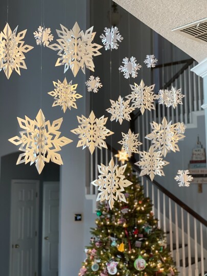 AreaDeco; 12-Pack White 3D Hanging Snowflake Ornaments for Christmas & Winter Decor; Category:Hanging Figurines; Image:1